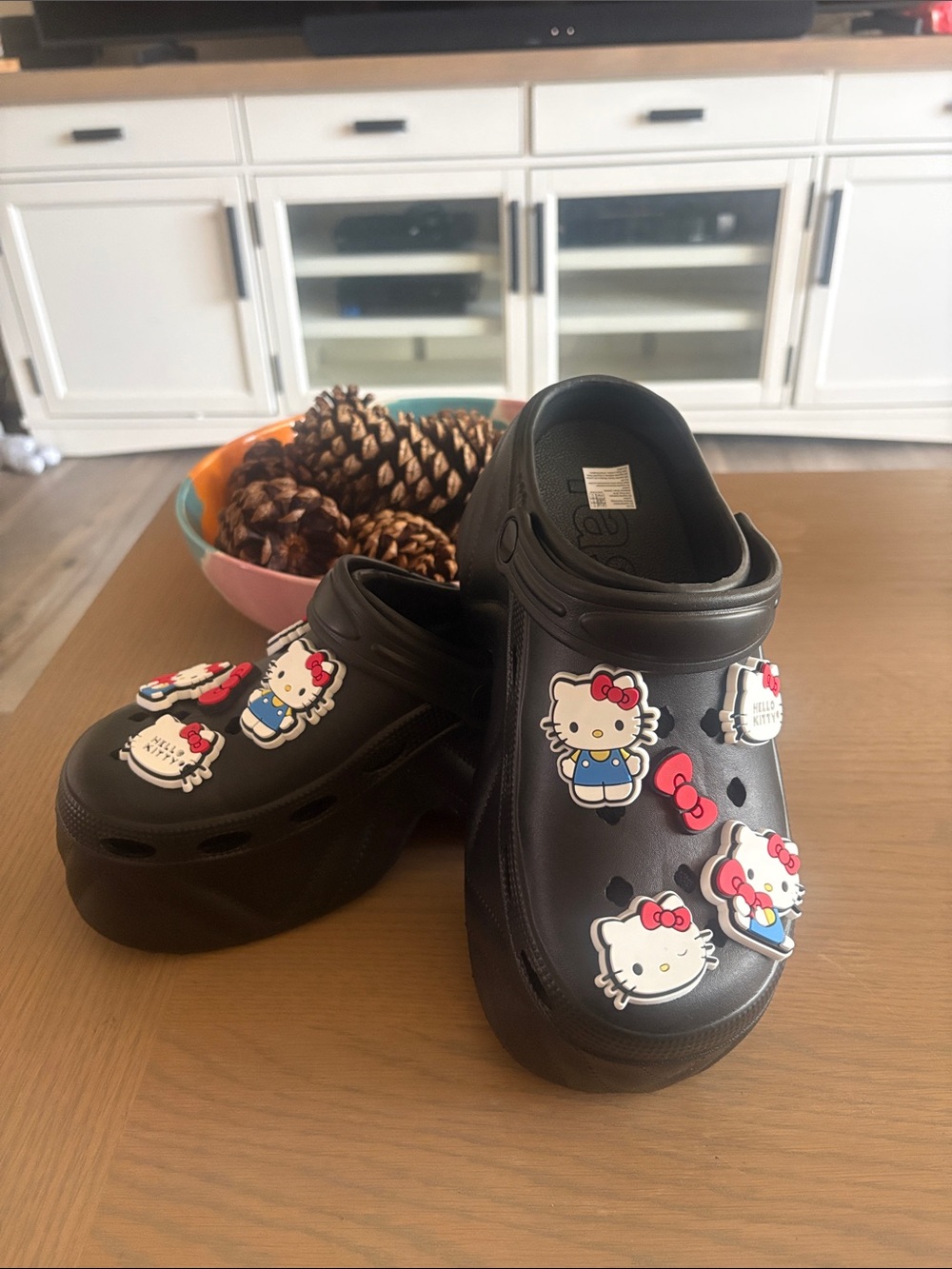 HELLO KITTY WOMENS FASHION MINIMALIST FAUX COVER CLOGS — NWOT     SIZE 7 - 7 1/2